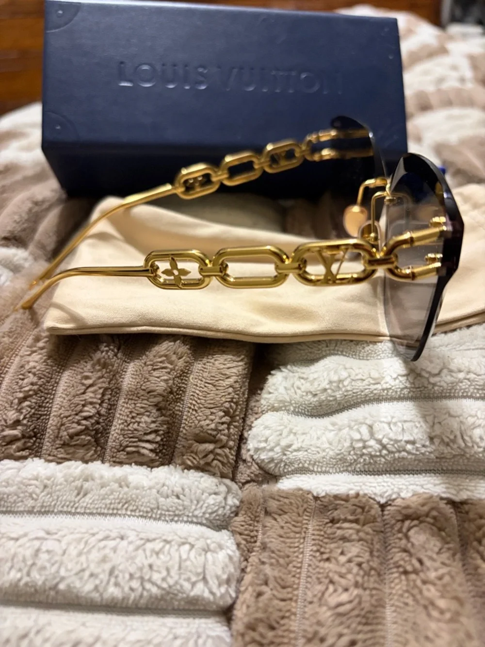 Louis Vuitton Women's Gold Chain Detail Sunglasses with Brown Gradient Lenses - Picture 4 of 6